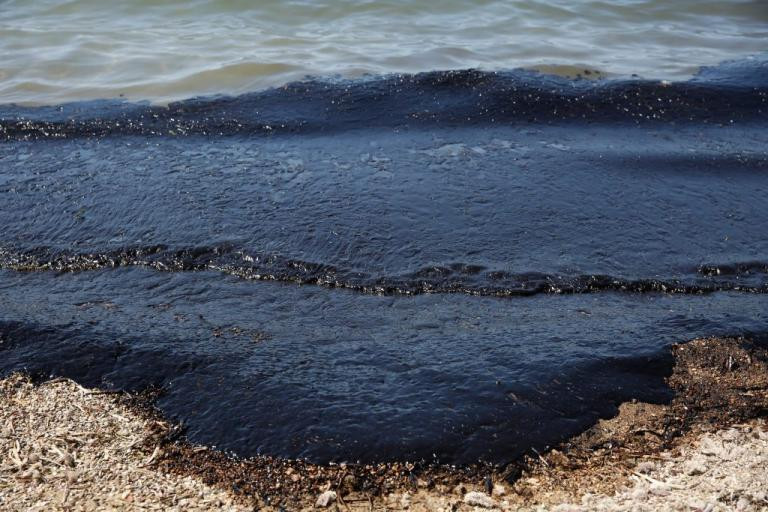 Η πετρελαιοκηλίδα από ψηλά – Φάμελλος: «Δεν θα το έλεγα και καταστροφή» (βίντεο)